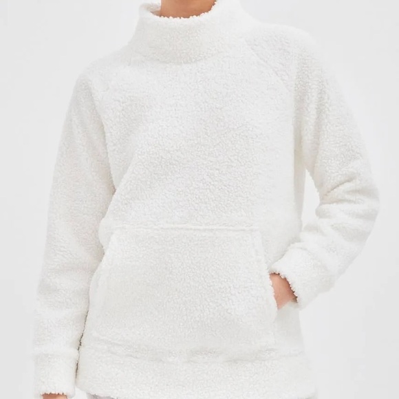 Elegant Cream Turtleneck Sweater - Picture 4 of 5